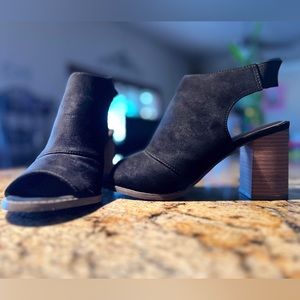 UNIVERSAL THREAD TOE SHOES